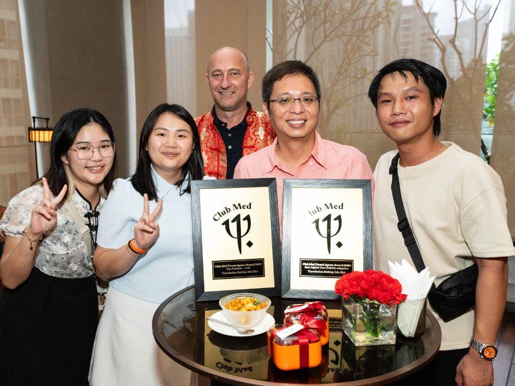 Club Med Awards 2023 - Andy and Eugene from Travelution with Olivier and Club Med Call Centre Team
